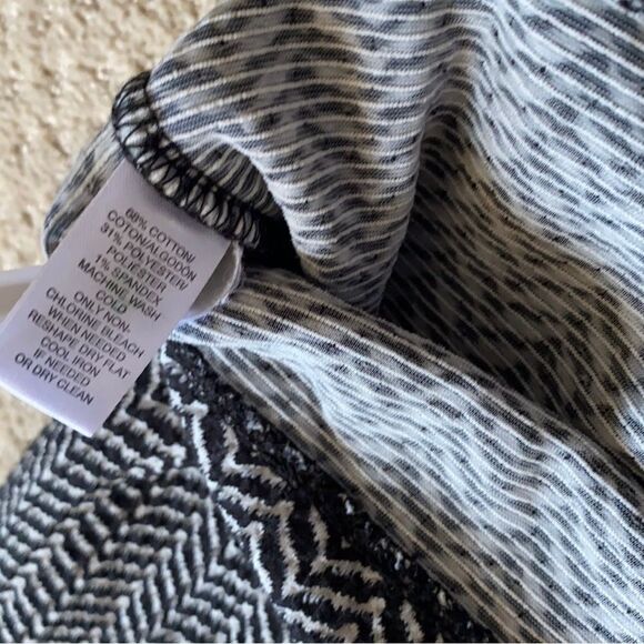 Loft dress. Size XS. Excellent condition. Black and white color - Picture 9 of 9
